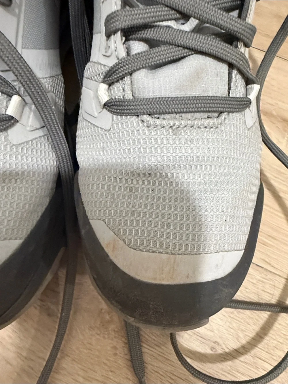 On Running Women’s cloud rock Mid-Top Grey Trail Boots